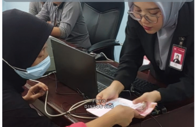 
					Petugas Dinsos Jombang tengah membantu pencairan dana bantuan yang disebut dengan bantuan Asistensi Sosial Penyandang Disabilitas (ASPD) tahap III sebesar Rp 900.000/ tiga bulan di kantor Dinsos Jombang, Selasa-Rabu, 7-8 Oktober 2025. Foto:  dinas sosial pemkab jombang