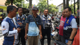 Aparat petugas Dinas Perhubungan Pemab Jombang melaksanakan imbauan dan penertiban perparkiran menjelang acara doa bersama peringatan Maulid Nabi dan peringatan hari jadi ke 115 Pemkab Jombang, Jumat 10 Oktober 2025. Foto: jombangkab.go.id