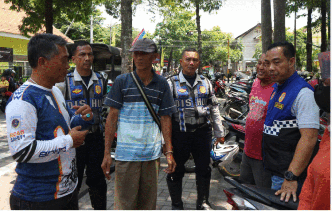 
					Aparat petugas Dinas Perhubungan Pemab Jombang melaksanakan imbauan dan penertiban perparkiran menjelang acara doa bersama peringatan Maulid Nabi dan peringatan hari jadi ke 115 Pemkab Jombang, Jumat 10 Oktober 2025. Foto: jombangkab.go.id