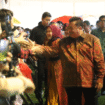 Bupati Jombang Warsubi   bersama Ny Yuliati Nugrahani mendapat sambutan dari masyarakat Jombang, jelasn penutupan Jombang Fest 2025,di alun-alun Jombang, menghadirkan berbagai macam atraksi seni dan dua banda. Foto: jombangkab.go.id