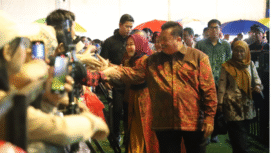 Bupati Jombang Warsubi   bersama Ny Yuliati Nugrahani mendapat sambutan dari masyarakat Jombang, jelasn penutupan Jombang Fest 2025,di alun-alun Jombang, menghadirkan berbagai macam atraksi seni dan dua banda. Foto: jombangkab.go.id