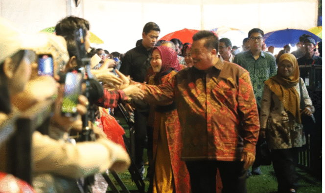 Bupati Jombang Warsubi   bersama Ny Yuliati Nugrahani mendapat sambutan dari masyarakat Jombang, jelasn penutupan Jombang Fest 2025,di alun-alun Jombang, menghadirkan berbagai macam atraksi seni dan dua banda. Foto: jombangkab.go.id