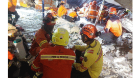 Tim Rescue dari PT Freeport Indonesia bergabung bersama Tim SAR gabungan memberikan pertolongan dan evakuasi, di lokasi insiden bangunan roboh di ponpes Al Khoziny. Foto: Istimewa