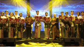 Diapit oleh Bupati Jombang h Warsubi dan Ketua Tim Penggerak PKK Ny Nyuliati Nugrahani, juara I Yuk dan Guk Jombang, Ayyuba Nur Alan Nur Limas sebagi Yuk, dan Muhammad Saputra Elani pemenang I Guk Jombang 2025. Foto: jombangkab.go.id