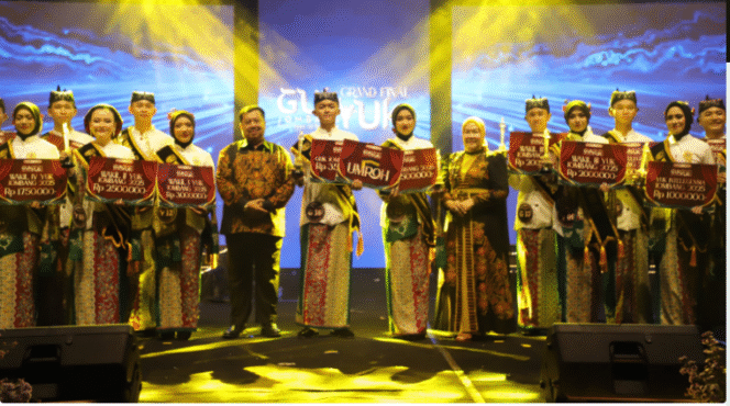 
					Diapit oleh Bupati Jombang h Warsubi dan Ketua Tim Penggerak PKK Ny Nyuliati Nugrahani, juara I Yuk dan Guk Jombang, Ayyuba Nur Alan Nur Limas sebagi Yuk, dan Muhammad Saputra Elani pemenang I Guk Jombang 2025. Foto: jombangkab.go.id