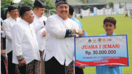 Bupati Warsubi cairkan bonus prestasi atlet kontingen Jombang di laga Porprov Jatim Juli 2025 lalu. Penyerahkan bonus ini dilaksanakan bertepatan dengan upacara bendera peringatan Hari jadi ke-115 Pemkab Jombang, Selasa 21 Oktober 2025 di lapangan upacara Jombang. Foto: diskominfo pemkab jombang
