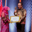Gubernur Jawa Timur, Khofifah Indar Parawansa menyerahkan penghargaan Juara I Investasi Award kepada pemkab Gresik Wakil Bupati Asluchul Alif  (kanan) saat menerima penghargaan dari Gubernur Jatim, Rabu malam, 1 Oktober 2025. Foto: Diskominfo Pemkab Gresik