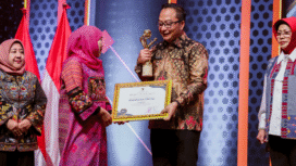 Gubernur Jawa Timur, Khofifah Indar Parawansa menyerahkan penghargaan Juara I Investasi Award kepada pemkab Gresik Wakil Bupati Asluchul Alif  (kanan) saat menerima penghargaan dari Gubernur Jatim, Rabu malam, 1 Oktober 2025. Foto: Diskominfo Pemkab Gresik