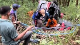 Petugas dan relawan bekerja sama untuk melakukan evakuasi penumpang dan kendaraan Innova yang mengalami rem blong terperosok masuk jurang Pacet-Cangar, Minggu 5 Oktober 2025. Foto: delegasi.id