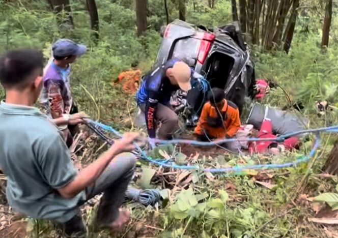 
					Petugas dan relawan bekerja sama untuk melakukan evakuasi penumpang dan kendaraan Innova yang mengalami rem blong terperosok masuk jurang Pacet-Cangar, Minggu 5 Oktober 2025.  Foto: delegasi.id
