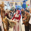 Ketua Dekranasda Jombang, Ny Yuliati Nugrahani, istri bupati Jombang, mengendors dagangan UMIKM yang dipajang di stand Jatim Fest 2025, mulai 1 - 5 Oktober 2025. Foto: Diskominfo Pemkab Jombang. 