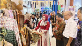Ketua Dekranasda Jombang, Ny Yuliati Nugrahani, istri bupati Jombang, mengendors dagangan UMIKM yang dipajang di stand Jatim Fest 2025, mulai 1 - 5 Oktober 2025. Foto: Diskominfo Pemkab Jombang. 