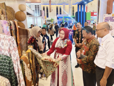Ketua Dekranasda Jombang, Ny Yuliati Nugrahani, istri bupati Jombang, mengendors dagangan UMIKM yang dipajang di stand Jatim Fest 2025, mulai 1 - 5 Oktober 2025. Foto: Diskominfo Pemkab Jombang. 