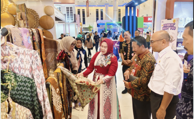 
					Ketua Dekranasda Jombang, Ny Yuliati Nugrahani, istri bupati Jombang, mengendors dagangan UMIKM yang dipajang di stand Jatim Fest 2025, mulai 1 - 5 Oktober 2025. Foto: Diskominfo Pemkab Jombang. 