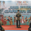 Bupati Jombang H Warsubi memberikan kata sambutan acara Job Fair dan Career Expo Jombang 2025 di Alun-Alun Kabupaten Jombang, Jumat pagi, 24 Oktober 2025. foto: jombangkab.go.id