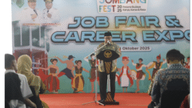 Bupati Jombang H Warsubi memberikan kata sambutan acara Job Fair dan Career Expo Jombang 2025 di Alun-Alun Kabupaten Jombang, Jumat pagi, 24 Oktober 2025. foto: jombangkab.go.id