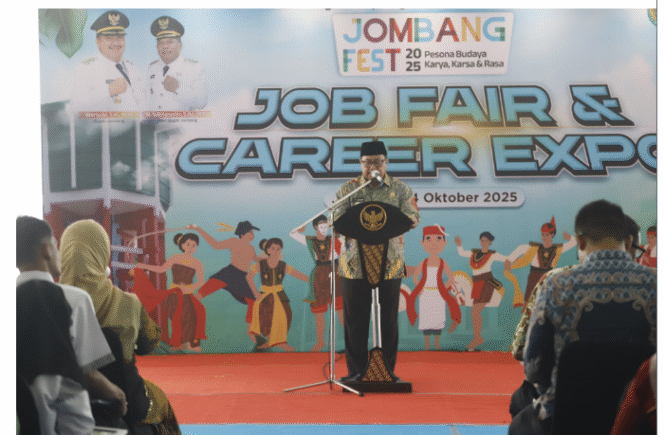
					Bupati Jombang H Warsubi memberikan kata sambutan acara Job Fair dan Career Expo Jombang 2025 di Alun-Alun Kabupaten Jombang, Jumat pagi, 24 Oktober 2025. foto: jombangkab.go.id
