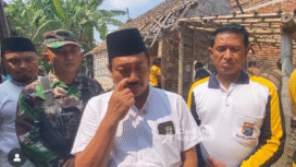 Camat Mojoagung Anjik Eko Saputro bersama kades Winongan. Rojiun,  bergerak cepat segera mengumpulkan donasi sekaligus melakukan kerja bhakti untuk merehabilitasi rumah guru Yuliana yang hampir ambruk. Gerakan ini muncul setelah derita Ibu Yuliana diunggah oleh akun Instgaram@jombanginformasi_. Foto: tangkap layar video Instagram@jombanginformasi