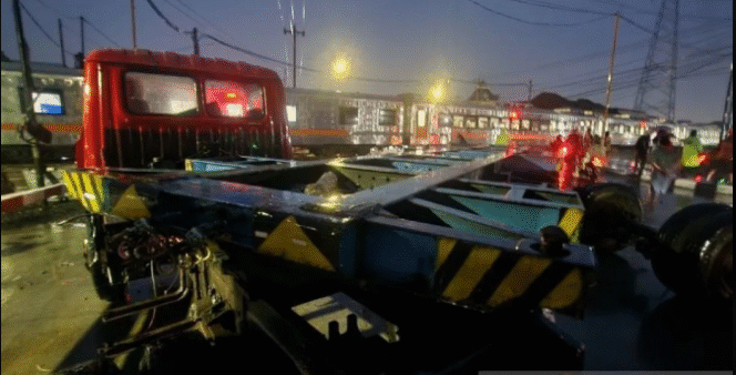 
					Sebuah trailer terjebab dalam kemacetan lalu lintas di di perlintasan Jalan Kaligawe Raya, Kecamatan Gayamsari, Kota Semarang pada Selasa, 21 Oktober 2025 sekitar pukul 16.37 WIB. Foto: antara