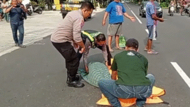 Petugas lalu lintasn Polres madiun dan masyarakat membantu mengevakuasi jasad kakek 77 tahun yang tewas, akibat sepedanya dihantam minibus di Takeran, Madiun, Minggu siang, 5 Oktiber 2025. Foto: Kredonews.com/ bambang tjuk winarno