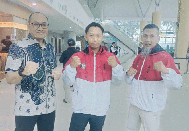 
					Keberangkatan Atlet DKKI di kejuaraan IBKO 16th All Jepang 2025, di dampingi Tunggul Aryo Wibowo, Ketua Umum DKKI, (Kiri), Atlet DKKI, Muhammad Liem Surya Jaya, (Tengah). M Machmoed, Ketua Dewan Guru DKKI (Kanan). Kamis 30 Oktober 2025, melalaui Bandara Internasional Juanda Surabaya. Foto: Dok/DKKI