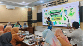 Tim Bank Sampah Jombang melakukan sosialisasi pemilahan dan pemisahan sampah agar bisa didaur ulang dilaksanakan di aula Diskominfo Pemkab Jombang, Jumat 17 Oktober 2025. Foto: diksominfo pemkab jombang