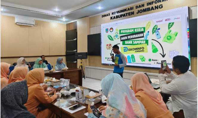 
					Tim Bank Sampah Jombang melakukan sosialisasi pemilahan dan pemisahan sampah agar bisa didaur ulang dilaksanakan di aula Diskominfo Pemkab Jombang, Jumat 17 Oktober 2025. Foto: diksominfo pemkab jombang