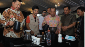 Suasana mini stage Jombang Fest 2025, bagian sisi Barat Alun-Alun sedang menggelar