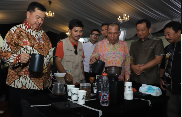 Suasana mini stage Jombang Fest 2025, bagian sisi Barat Alun-Alun sedang menggelar