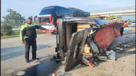 Akibat ban meletus, di tol Jombang-Mojokerto, sebanyak 20 orang rombongan peziarah dari Pamekasan alami luka berat dan ringan Kamis pukul 05.00, 16 Oktober 2025. Foto: ist