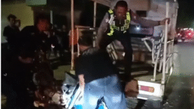 Petugas lantan Madiun melakukan evakuasi kendaraan dan korban kecelakaan yang menimpa dua pelajar di Madiun, telindas mini busa akibat mengendarai mtoro tanpa lampu di malam hari, Jumat malam, 3 Oktober 2025. Foto: krednews.com/ bambangf tjuk winarno