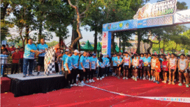 Bupati Jombang Warsubi bersama Jaksa Agung Muda Pidana Militer, Dr. M. Ali Ridho, mengibarkan bendera start Adhyaksa Playon di Jombang, Minggu 19 Oktober 2025. Acara untuk memperingati Hadi jadi k-112 Pemkab Jombang dan Hari Santri . Foto: Diskominfo Pemkab Jombang