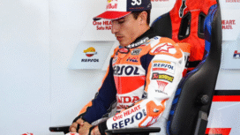 Pembalap Ducatti, Marc marques seolah terkena k di Sirkuit Mandalika, ia kecelakaan pada tingkungan 7, dalam lomba di Lombok, Minggu 5 Oktober 2025. Foto: crash.net