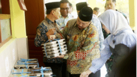 Bupati Jombang Warsubi, SH., M.Si., melakukan kunjungan kerja ke SMP Negeri 1 Sumobito, Kamis (2/10/2025), untuk memanta secara langsung pelaksanaan program Makan Bergizi Gratis (MBG) bagi para siswa. Foto: Diskominfo Pemkab Jombang