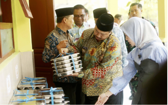 
					Bupati Jombang Warsubi, SH., M.Si., melakukan kunjungan kerja ke SMP Negeri 1 Sumobito, Kamis (2/10/2025), untuk memanta secara langsung pelaksanaan program Makan Bergizi Gratis (MBG) bagi para siswa. Foto: Diskominfo Pemkab Jombang