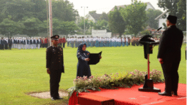 Bupati Warsubi menjadi inspektur upacara peringati hari Sumpah Pemuda 29 Oktober 2025, di lapangan Pemkab Jombang, Foto: Diskominfo Pemkab Jombang