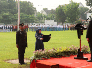 Bupati Warsubi menjadi inspektur upacara peringati hari Sumpah Pemuda 29 Oktober 2025, di lapangan Pemkab Jombang, Foto: Diskominfo Pemkab Jombang