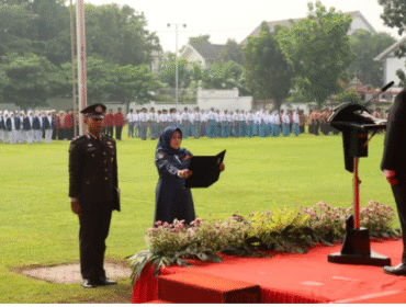 Bupati Warsubi menjadi inspektur upacara peringati hari Sumpah Pemuda 29 Oktober 2025, di lapangan Pemkab Jombang, Foto: Diskominfo Pemkab Jombang