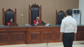 Bediri tegab mantan Kapolres Ngada, NTT, AKBP Fajar Widyadharma Lukman Sumaatmaja.tervonis dalam kasus perbuatan kekerasan seksual kepada anak di bawah umur, 6 tahun, 13 tahun dan 16 tahun. Hakim memvonis hukuman 19 tahun penjara, denda Rp 6 miliar serta membayar restitusi Rp 359 juta kepada korban. Sidang putusan hakim ini dilaksanakan di PN Kupang, Selasa 21 Oktober 2025. Foto: cnn