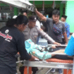 Siswi SMKN 1 Sine, Ngawi diangkut menggunakan ambulans akibat keracunan makanan dari dapur mitra MBG, sehari setelah makan makanan ayam rica, pada hari Senin 30 September 2025. Foto: kredonews.com/ bambang tjuk winanrno
