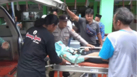 Siswi SMKN 1 Sine, Ngawi diangkut menggunakan ambulans akibat keracunan makanan dari dapur mitra MBG, sehari setelah makan makanan ayam rica, pada hari Senin 30 September 2025. Foto: kredonews.com/ bambang tjuk winanrno
