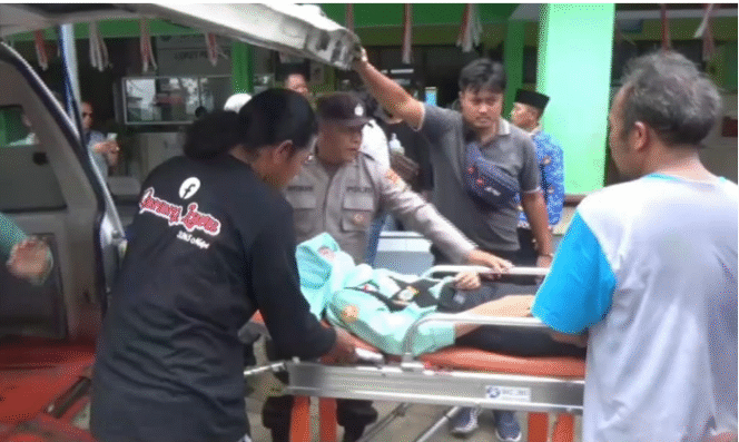 
					Siswi SMKN 1 Sine, Ngawi diangkut menggunakan ambulans akibat keracunan makanan dari dapur mitra MBG, sehari setelah makan makanan ayam rica, pada hari Senin 30 September 2025. Foto: kredonews.com/ bambang tjuk winanrno