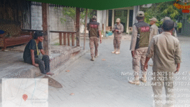 Petugas Satpol PP Pemkab Jombang melakukan pengamanan dan evakuasai terhadap seorang pria ODGJ yang menggamuk di sebuah minimarket Peterongan, Jumat sore, 10 Oktober 2025. Foto: jombangkab.go.id