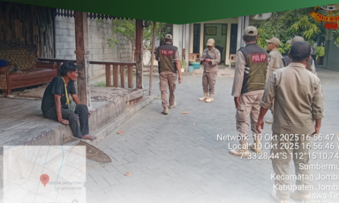
					Petugas Satpol PP Pemkab Jombang melakukan pengamanan dan evakuasai terhadap seorang pria ODGJ yang menggamuk di sebuah minimarket Peterongan, Jumat sore, 10 Oktober 2025. Foto:  jombangkab.go.id