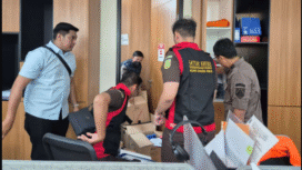 Petugas Kejaksaan Tanjung Peraqk, Surabaya, melakukan penggerebekan ke kantor Pelindo 3, sebagai langkah hukum dalam kasus dugaan kasus krousp proyek kolam retensi senilai Rp 70 miliar dari pagu proyek Rp 196 miliar, Kamis 9 Oktober 2025. Foto: kejaksaan tanjung perak