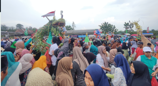 
					Kecamatan Perak Jombang dalam memperingati Hari jadi ke 115 Jombang dan hari santri, menggelar Sedekah Bumi dan Pameran Potensi UMKM,  Kamis 23 Oktober 2025. Foto: jombangkab.gp.id