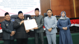 Bupati Jombang Warsubi memegani dokumen Persda Kerja Sama Daerah dan Smart City Jombang, yang disaahkan Senin, 27 Oktober 2025. Foto: Jombangkab.go.id