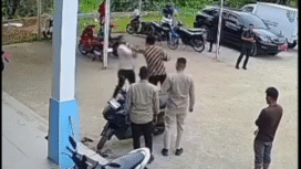 Wakil Bupati Pidie, Aceh, emosi dan melayangkan pukulan dua kepada Kepala SPPG, Muhmaad Reza, akibat menui sajian MBG berupa kacang dan pisang busuk, terjadi, saat sidak, Kamis 30 Oktober 2025. Foto: instagram@info.padek