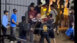 Sebanyak 110 pekerja asal Indonesia yang diduga bekerja di sebuah kamp Scam judol di kota Bavet, Kamboja, melarikan diri merobos penjaga keamanan. Bahkan disebutkan terdengar letusan senjata api. Foto:  Instagram@batanghelp