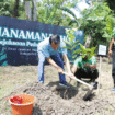 Jaksa Agung Muda Bidang Pengawasan Dr Rudi Margono menanam pohon dalam upaya pelestarian alam melalui kegiatan penanaman pohon di Sumberboto, Desa Japanan, Kecamatan Mojowarno, Minggu pgi, 19 Oktober 2025. Foto: Diskominfo Pemkab Jombang